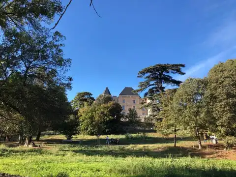 シャトー・ド・ラ・ビュジーヌ公園周辺のホテル