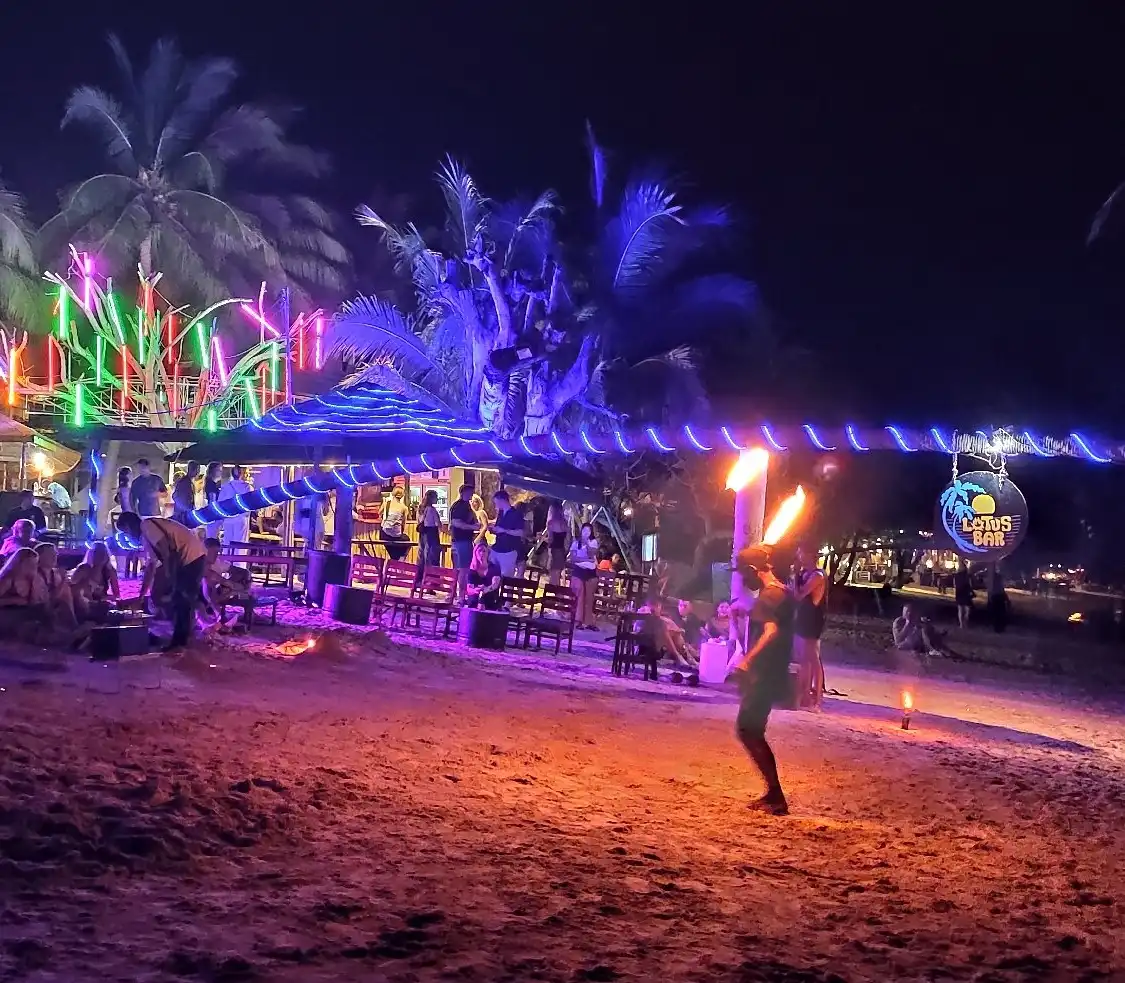 โรงแรมใกล้Lotus Restaurant