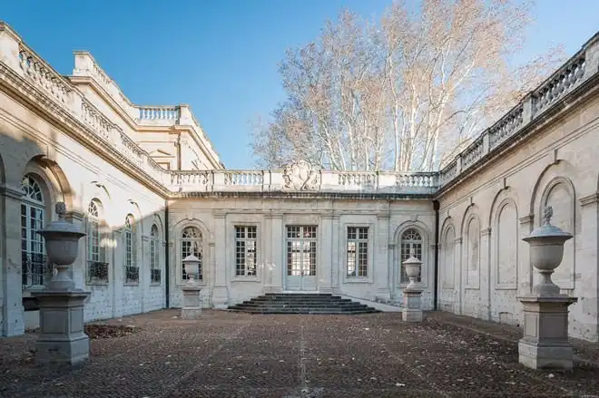 Hotels near Calvet Museum