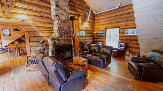 White Grizzly Cat Skiing Lodge