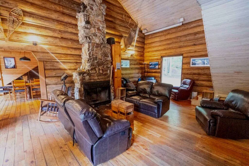 White Grizzly Cat Skiing Lodge