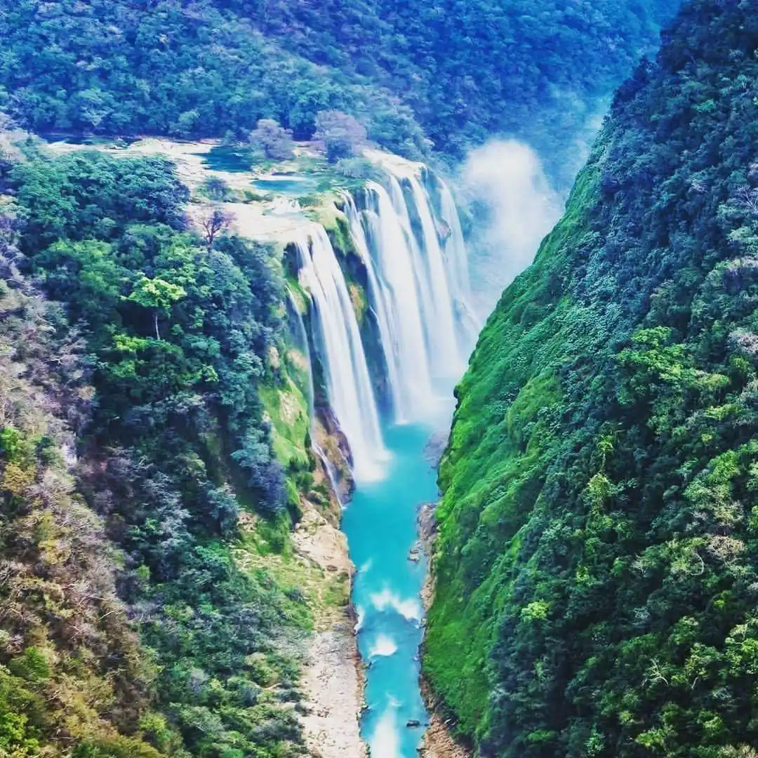 Hotels near Cascada de Tamul