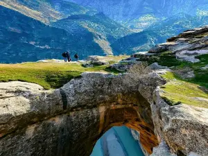Delikli Taş (Tarihi Yapı)