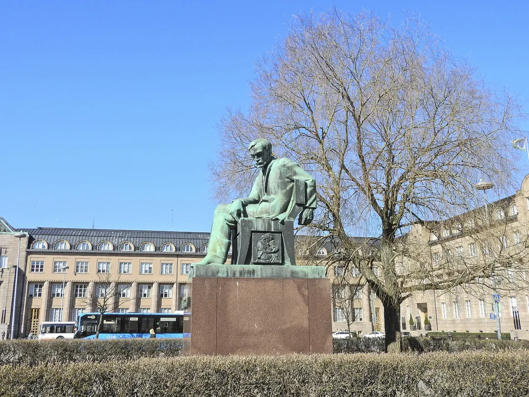 3_Aleksis Kivi Statue