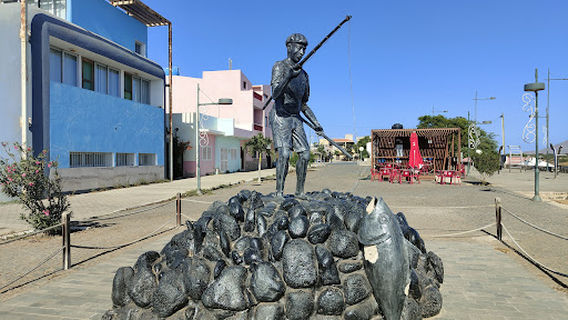 Statue of a fisherman Ticlau