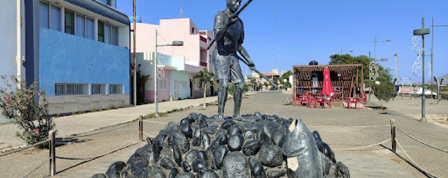 Statue of a fisherman Ticlau