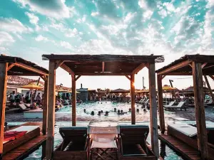 pisina pool bar