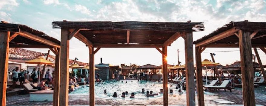 pisina pool bar
