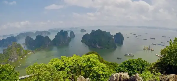 Hotels near Bai Tho Mountain