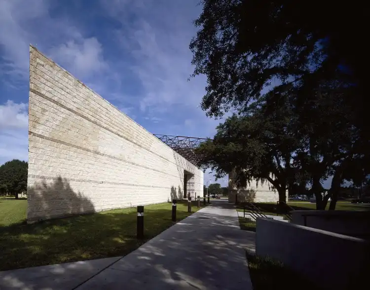 Các khách sạn gần USF Contemporary Art Museum