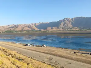 Daryacheh-ye Chaghakhvor