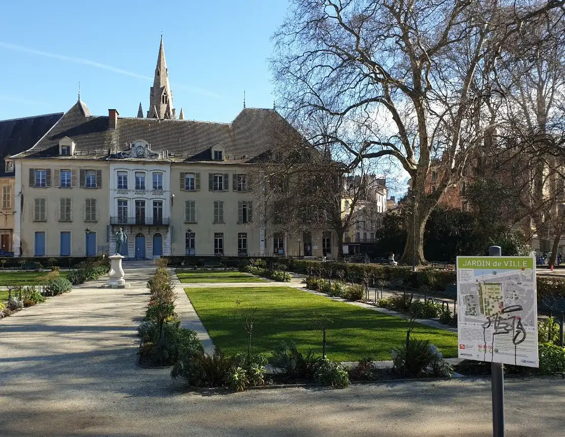 Hotels near Jardin de Ville