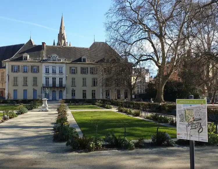 Các khách sạn gần Jardin de Ville