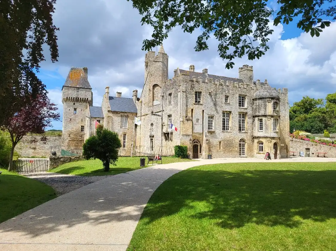 Hotel dekat Chateau de Creully