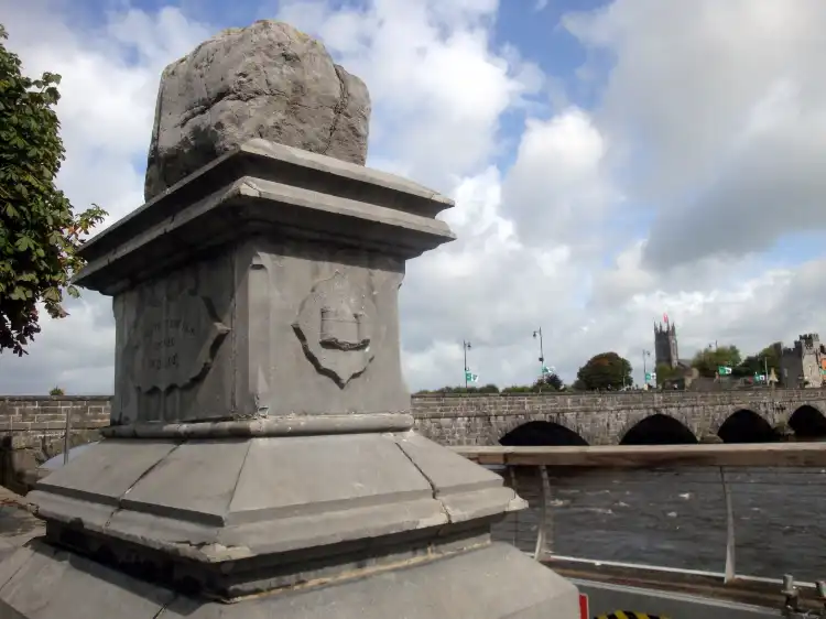 Các khách sạn gần Treaty Stone