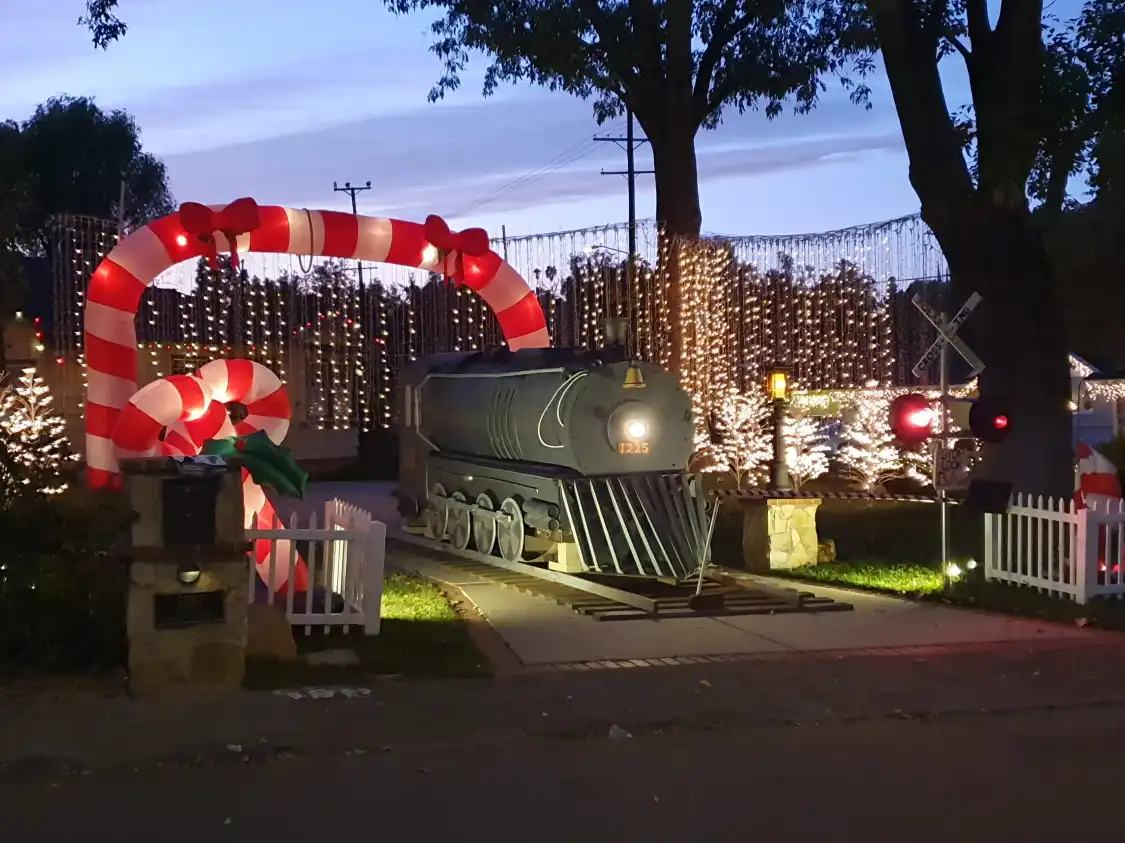 Hotels near Candy Cane Lane