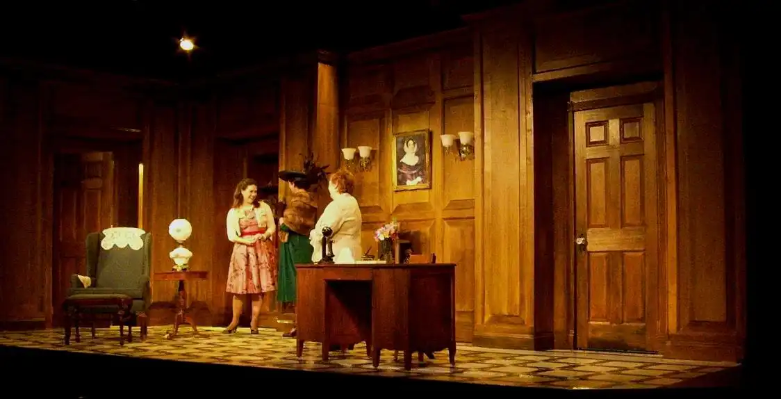 Hotels near Curtain Call Theatre