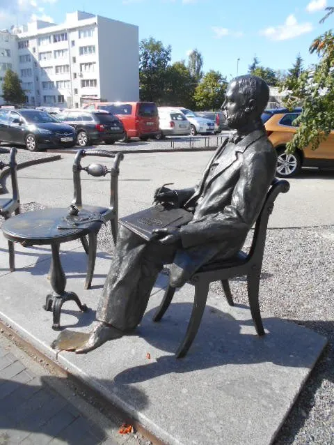 2_Statue of Peter Carl Faberge