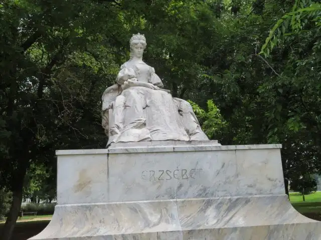 Hotels near Statue of Queen Elizabeth