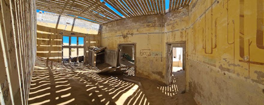 Kolmanskop Entrance