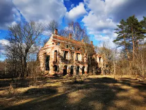 Zabroshennyy Sanatoriy "Lesnoye"