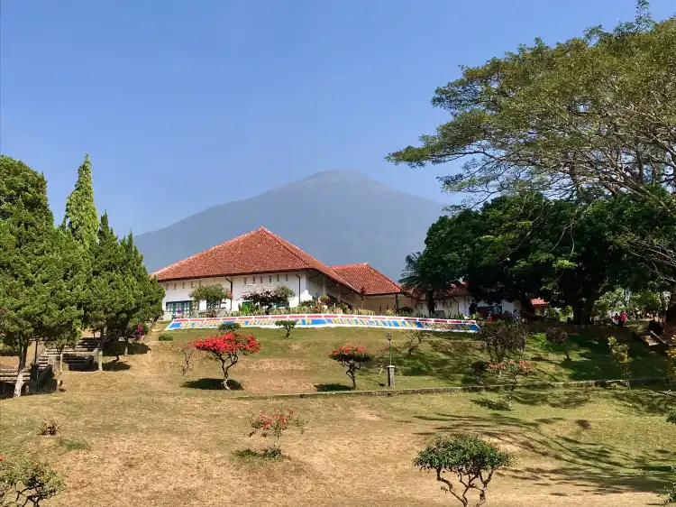 Hotel dekat Puncak Gunung Ciremai via Sadarehe