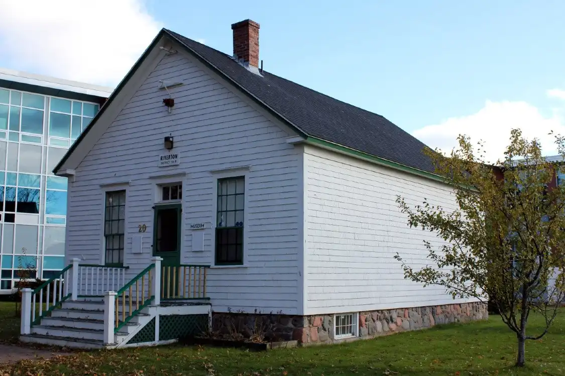 Hotels near Little White Schoolhouse Museum