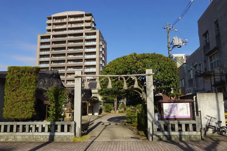 Hotels near Araki Shrine