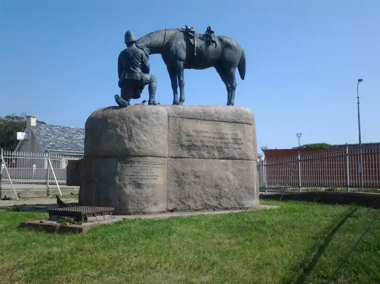 Các khách sạn gần Horse Memorial