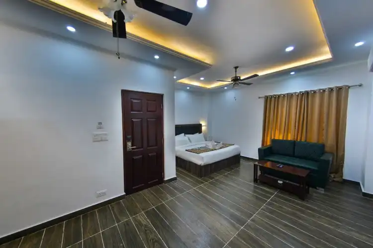 Hotels near Lal Chowk