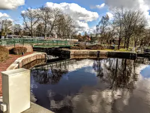 Crossed Locks in Emden