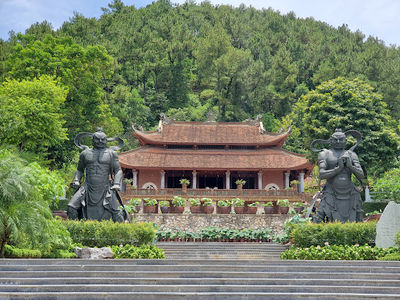 Dia Tang Phi Lai Pagoda
