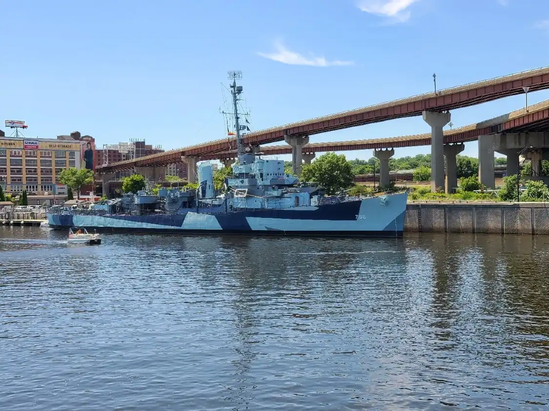 Hotels in der Nähe von USS SLATER