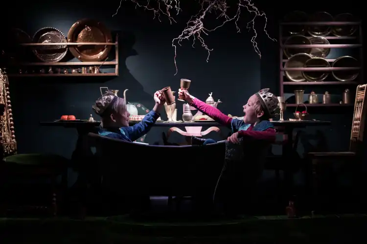 โรงแรมใกล้The Tinderbox
