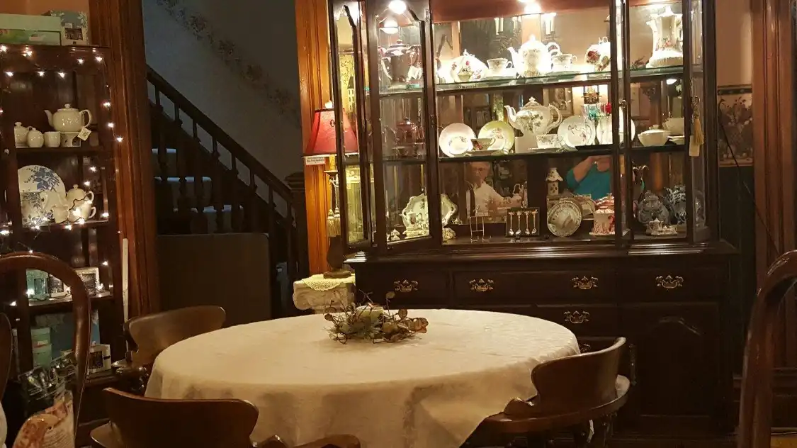 Hotel dekat Eckhart House