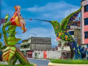 Monumento Colibrí Y Flor