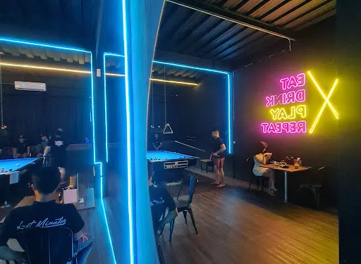 Last Minutes Pool and Bistro