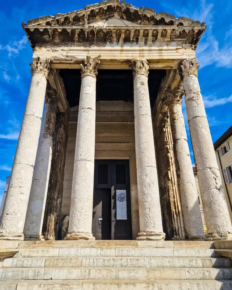 Hotels near Temple of Augustus