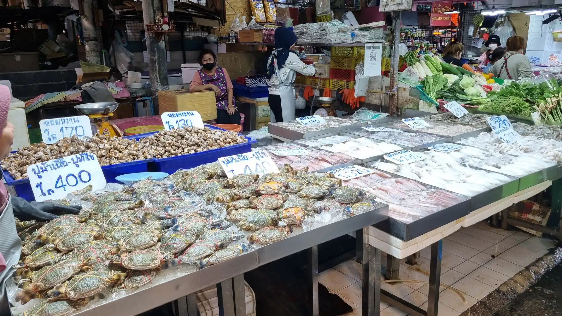 Hotels near Lan Pho Na Kluea Market