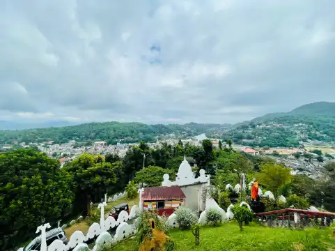 ホワイトブッタ周辺のホテル