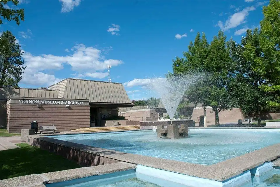 Отели рядом с достопримечательностью «Vernon Museum and Archives»