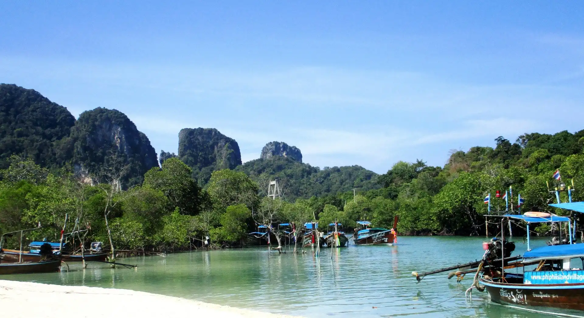 Hotels near Blacktip Reef Shark Point