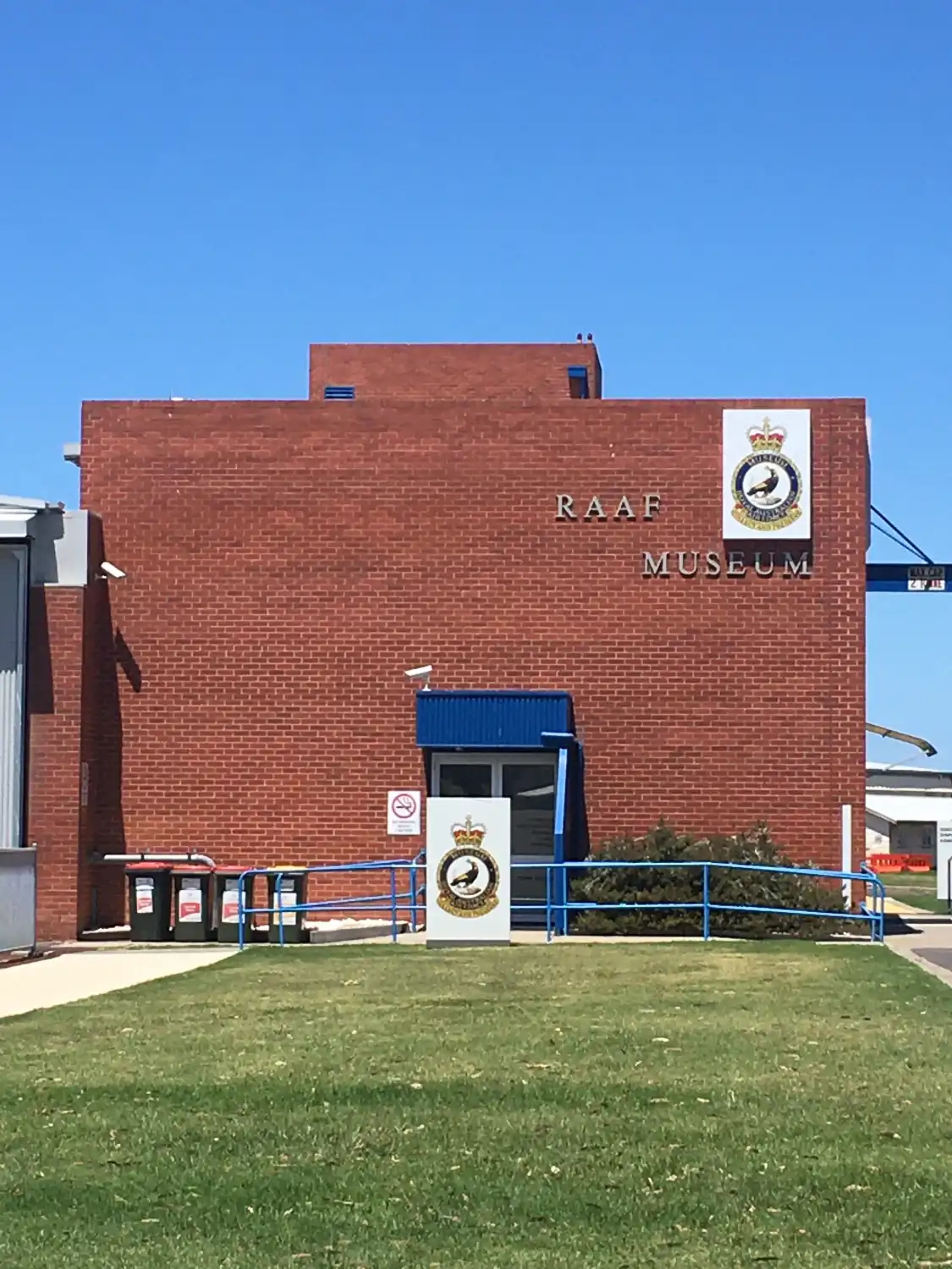 Hotels near RAAF Museum