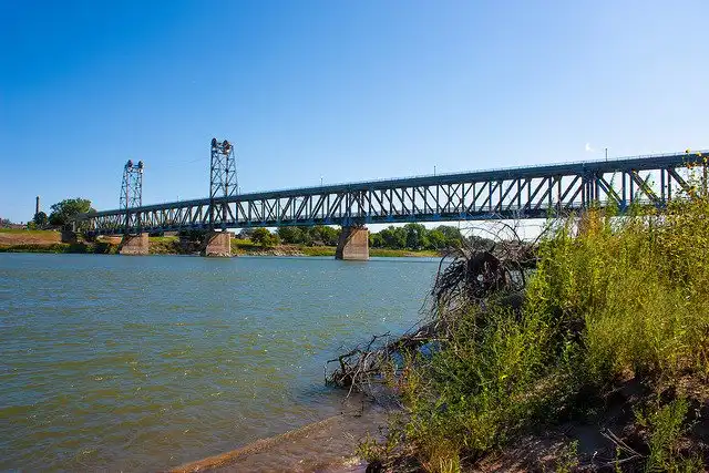Hotels near Meridian Bridge