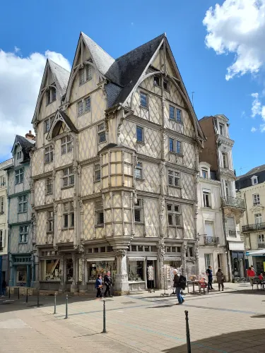 Adam House (House of artisans)