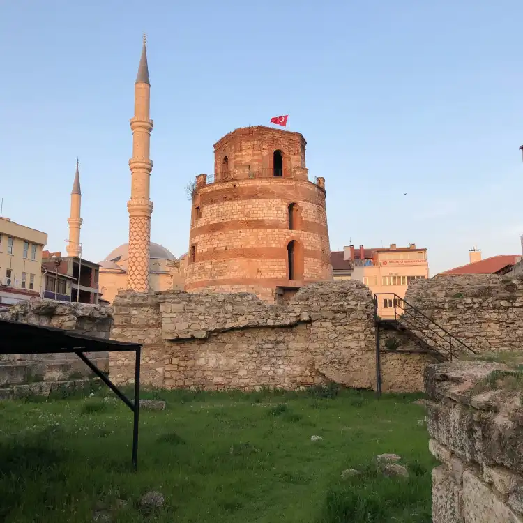 Hotel dekat Macedonian Tower