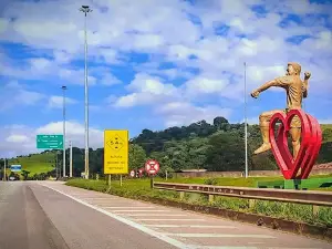 Statue of Pele