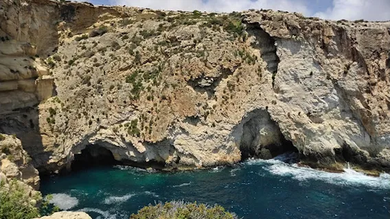 Lookout with parking and picnic tables