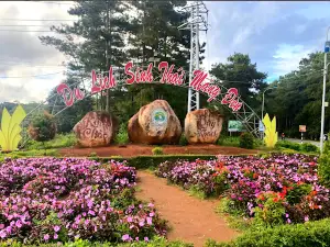 Cổng chào khu du lịch Măng Đen