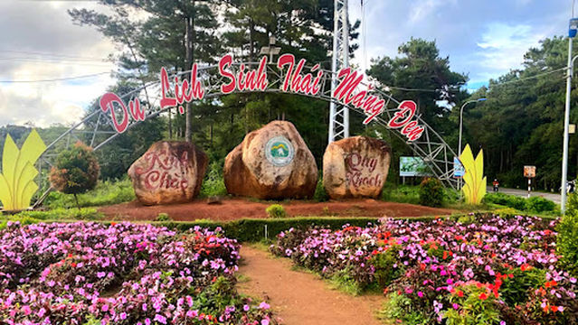 Cổng chào khu du lịch Măng Đen